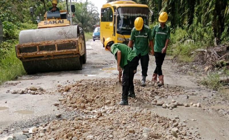 Dukung Infrastruktur Desa, PT KTU Perbaiki Jalan Penghubung di Koto Gasib Siak