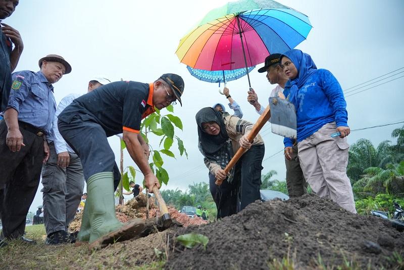 Gerakan Penghijauan Siak, Bupati Afni Libatkan Warga Tanam 5.050 Pohon