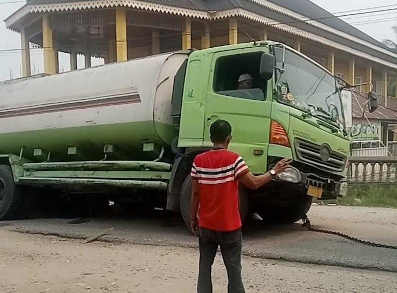 Truk CPO Terpuruk di Jalan Berlubang Kuansing-Inhu, Warga Desak Pemprov Riau Bertindak