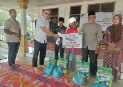 Manajemen PKS Tapung Salurkan Zakat ke Masyarakat Desa Tandun dan Sungai Kuning