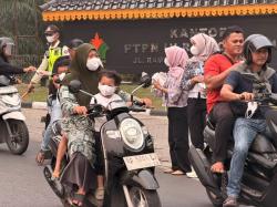 Kabut Asap Memburuk, PTPN IV Regional III Kembali Bagi-Bagi Masker ke Warga