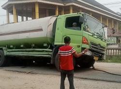Truk CPO Terpuruk di Jalan Berlubang Kuansing-Inhu, Warga Desak Pemprov Riau Bertindak